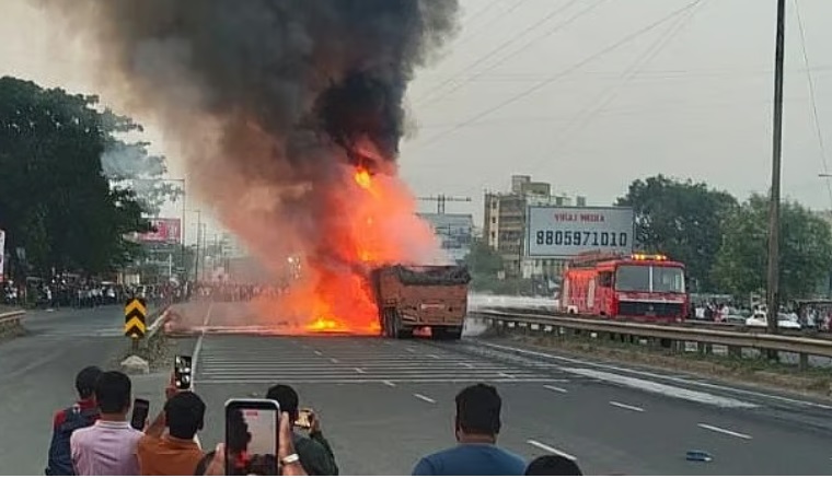 पुणे के नवले ब्रिज के पास दो कंटेनर आपस में टकराए, आग लगने से भीषण हादसा अब तक 7 की मौत, कई घायल