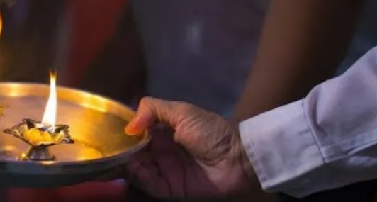 आरती कैसे और कितनी बार करें, जानिए इसका शास्त्रीय और वैज्ञानिक रहस्य जो बढ़ाए दिव्य ऊर्जा का प्रभाव