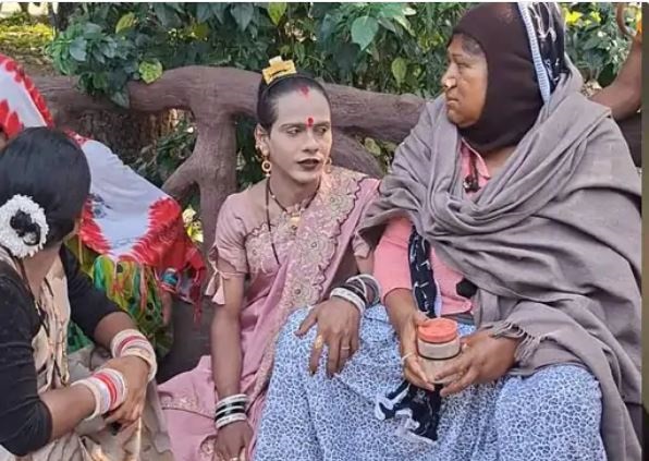 जबलपुर में किन्नर बनकर घूम रहे युवक को असली ने पकड़कर पीटा, किया पुलिस के हवाले