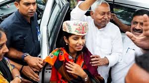मिथिला की बेटी ने रचा नया इतिहास, 25 वर्ष की मैथिली ठाकुर बनीं बिहार की सबसे कम उम्र की विधायक