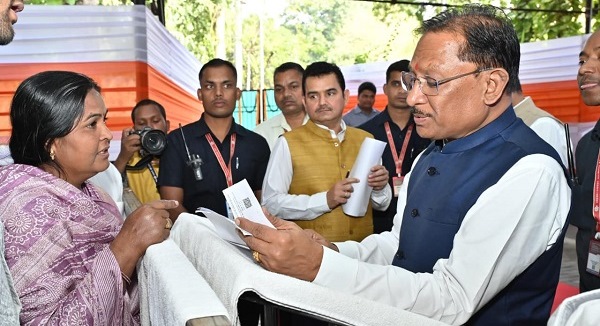 जनदर्शन में मुख्यमंत्री विष्णु देव साय ने सुनीं आमजन की समस्याएँ, मौके पर दिए त्वरित समाधान