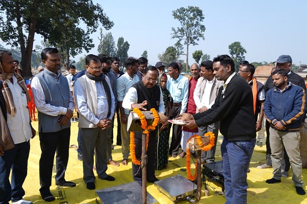 कृषि मंत्री श्री नेताम ने बलरामपुर के डौरा-कोचली खरीदी केंद्र में धान खरीदी का किया शुभारंभ 