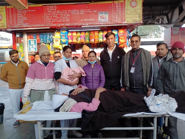 चलती ट्रेन में महिला की हुई सुरक्षित डिलीवरी, जबलपुर रेल मंडल के कर्मियों ने फिर जीता यात्रियों का विश्वास