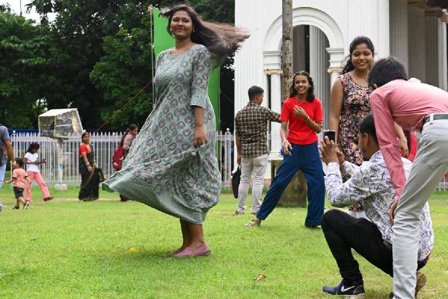 भारत की सोशल मीडिया क्रिएटर इकॉनमी की रफ्तार ऐतिहासिक, अब सिर्फ़ शौक नहीं बल्कि अरबों डॉलर की नई इंडस्ट्री