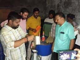 यूपी : अलीगढ़ में नकली पेट्रोल फैक्ट्री का भंडाफोड़, कई राज्यों में होता था सप्लाई