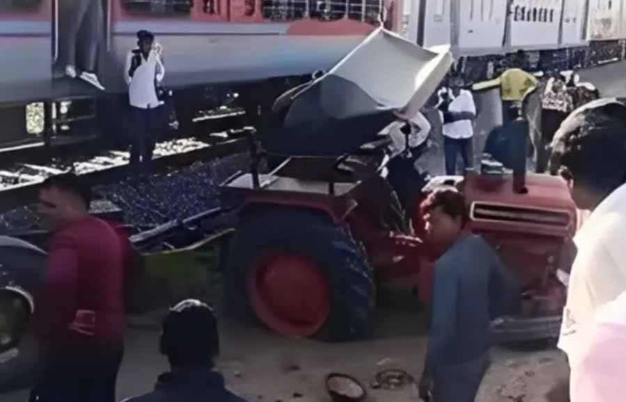 राजस्थान : रेलवे ट्रैक पर फंसी ट्रैक्टर ट्रॉली के उड़े परखच्चे, लोको पायलट की सतर्कता से टला बड़ा हादसा