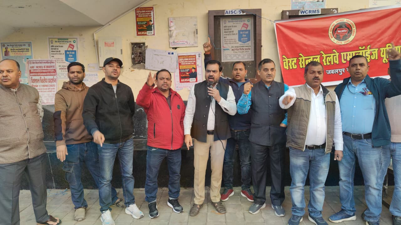 जबलपुर में डबलूसीआरईयू के नेतृत्व में माइलेज की दर में बढ़ोतरी की मांग को लेकर रनिंग स्टाफ का जबर्दस्त प्रदर्शन 