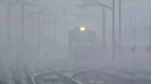 अचानक घिरे घने कोहरे ने उत्तर भारत की रेल यातायात रोकी लंबी दूरी की ट्रेनें आठ घंटे तक विलंब से चल रही, यात्री परेशान