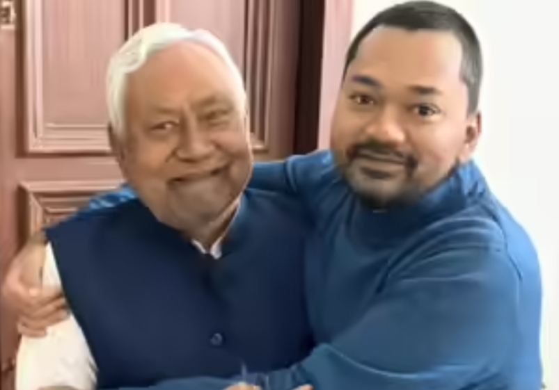निशांत ने नीतीश कुमार को बिहार विधानसभा चुनाव में जीत के लिए गले लगकर दी बधाई