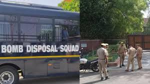 CRPF के स्कूलों और 2 कोर्ट को बम से उड़ाने की धमकी से दिल्ली में हड़कम्प, जैश-ए-मोहम्मद के नाम से आया ईमेल