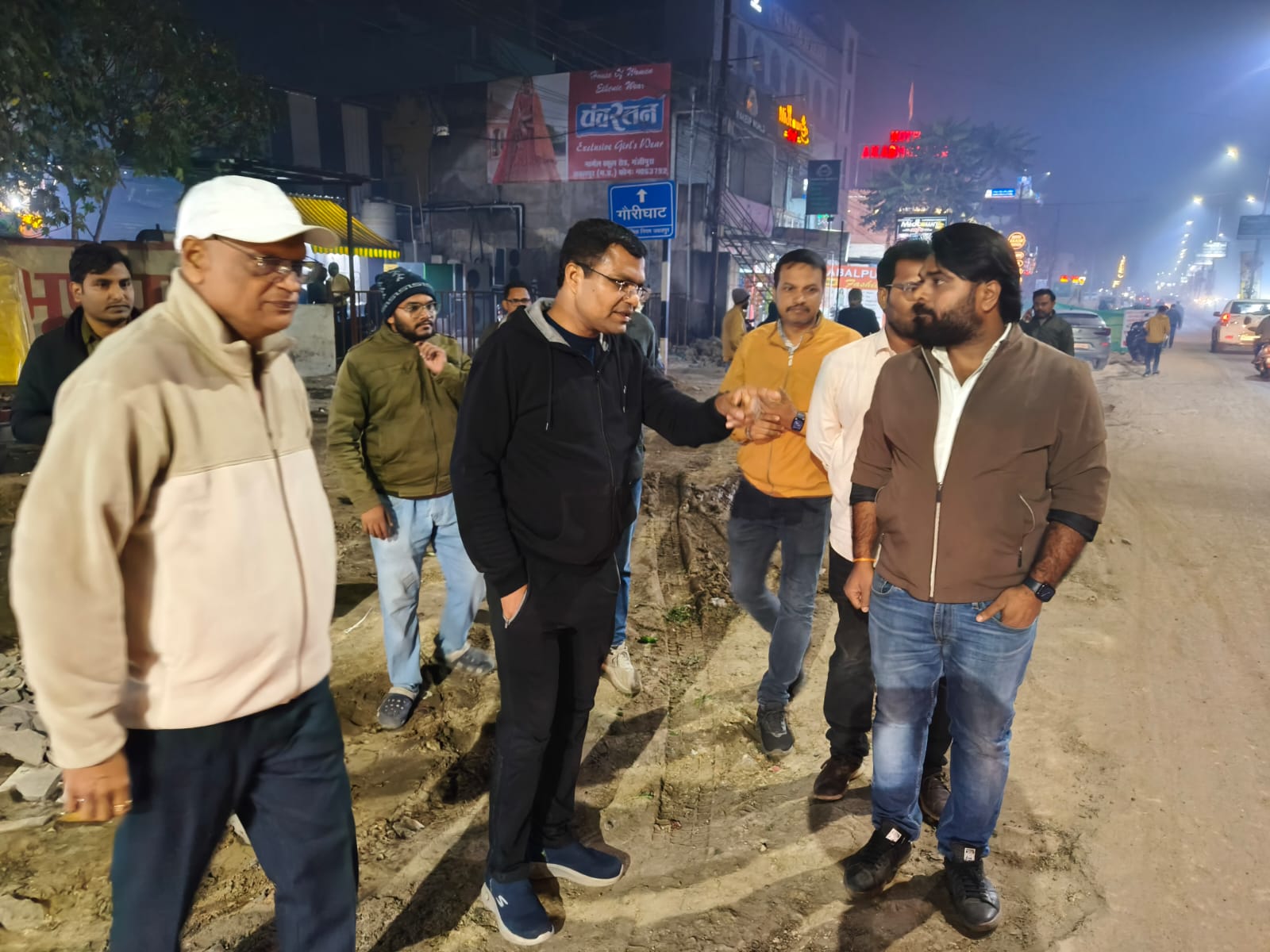 ग्वारीघाट रोड पर जानलेवा लापरवाही देख भड़के निगमायुक्त ने पाइप लाइन काम पर लगाई रोक, ठेका कंपनी पर ठोका भारी भरकम जुर्माना