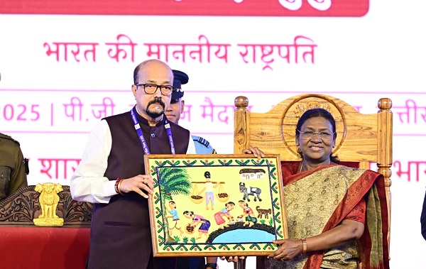 राष्ट्रपति श्रीमती मुर्मु के छत्तीसगढ़ आगमन पर राज्यपाल ने भेंट की भित्ती चित्रकारी की पेंटिंग