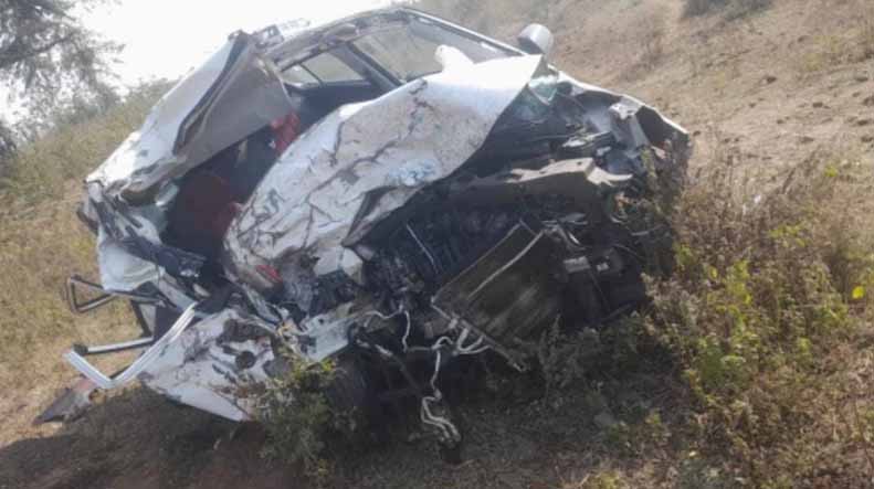 एमपी के गुना-आरोन रोड पर ट्रक की टक्कर से कार सवार 3 युवकों की मौत, चार घायल, 2 गंभीर 