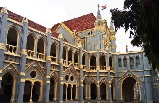 MP: इंदौर ट्रक हादसे को लेकर हाईकोर्ट ने की टिप्पणी, कहा मुंबई में ट्रैफिक जवान चौराहों पर रहते हैं, यहां पेड़ के नीचे खड़े होते हैं