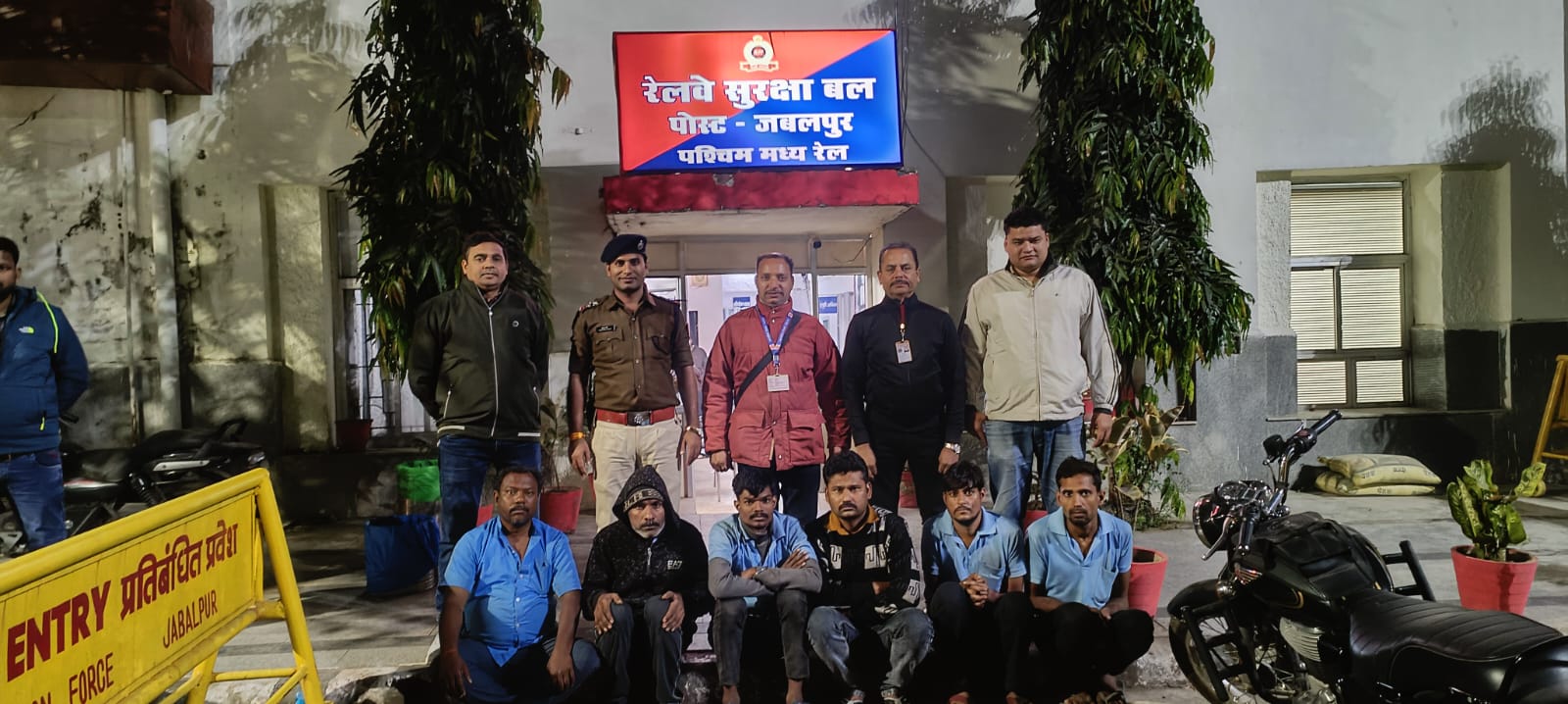 जबलपुर: रेल प्रशासन की बड़ी कार्रवाई, शक्तिपुंज एक्सप्रेस थी अवैध वेंडर्स के निशाने पर, 6 पकड़ाए