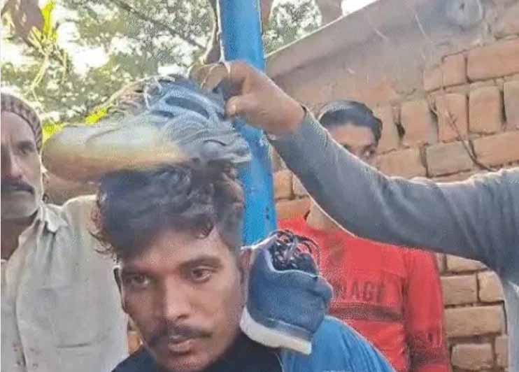 जबलपुर : चोरी करते पकड़ाया चोर, ग्रामीणों ने चौराहे पर खंभे से बांधा, सिर पर जूते रखवाकर जमकर पीटा