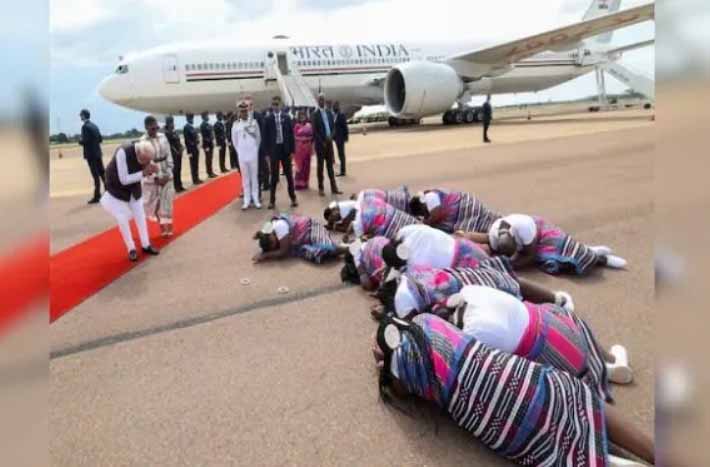पीएम मोदी जैसे ही विमान से तो जमीन पर लेट गई यहां की महिलाएं, ऐसे हुआ ग्रैंड वेलकम