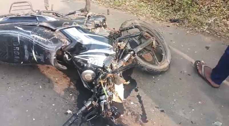 एमपी: सागर में गुम भैंस खोजने निकले युवकों की बाइक बस से टकराई