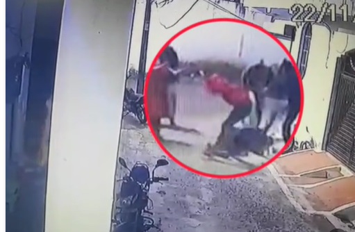 जबलपुर के आधारताल में गुंडों का तांडव, बुजुर्ग दंपती पर बेखौफ हमला, CCTV में पूरा घटनाक्रम कैद