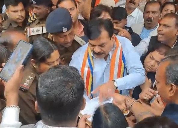 जबलपुर के मानस भवन में जन चेतना सम्मेलन में हंगामा, मंच पर चढ़े युवक, किताबे फाड़ी