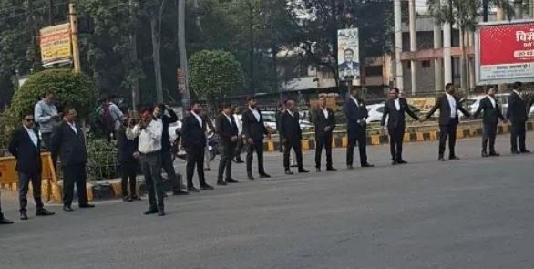 एडवोकेट प्रोटेक्शन एक्ट लागू न होने से अधिवक्ताओं में आक्रोश, जबलपुर में हाईकोर्ट चौराहे पर बनाई मानव श्रृंखला, दी चेतावनी, उग्र आंदोलन होगा