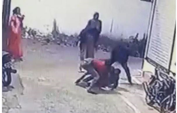 रिटायर्ड पुलिस कर्मी को बेरहमी से पीटा, छेड़छाड़ से मना करने पर किया हमला, बीच-बचाव करने पर पत्नी-बेटी से भी की मारपीट