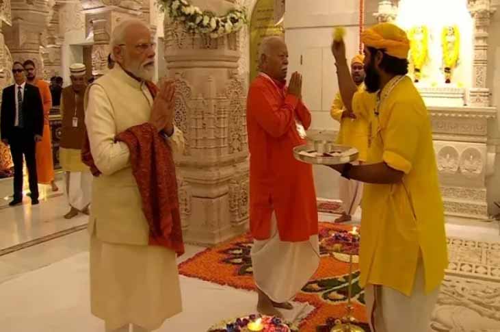पीएम मोदी और मोहन भागवत ने किया राम मंदिर का ध्वजारोहण, राम दरबार में की पूजा, रामलला के लिए वस्त्र लेकर पहुंचे