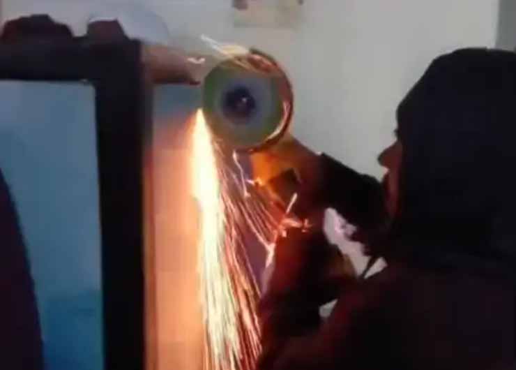 शहडोल रेलवे स्टेशन पर बड़ा हादसा: यात्री का हाथ बोतल क्रश मशीन में फंसा, पंजा कटकर हुआ अलग