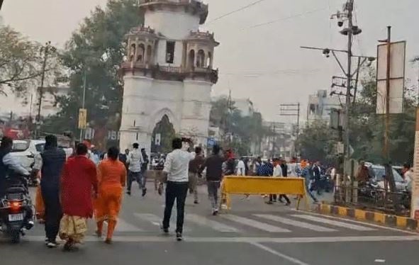 एमपी: जबलपुर में एससी-एसटी संगठन और बजरंग दल फिर आमने सामने, ओमती थाना में हंगामा, महिलाएं लाठी लेकर दौड़ी