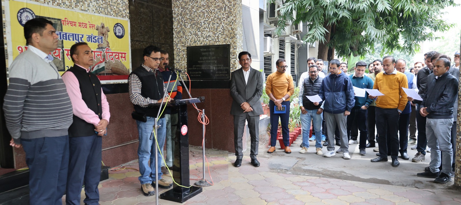 डीआरएम कार्यालय जबलपुर में संविधान दिवस पर प्रस्तावना का हुआ सामूहिक वाचन