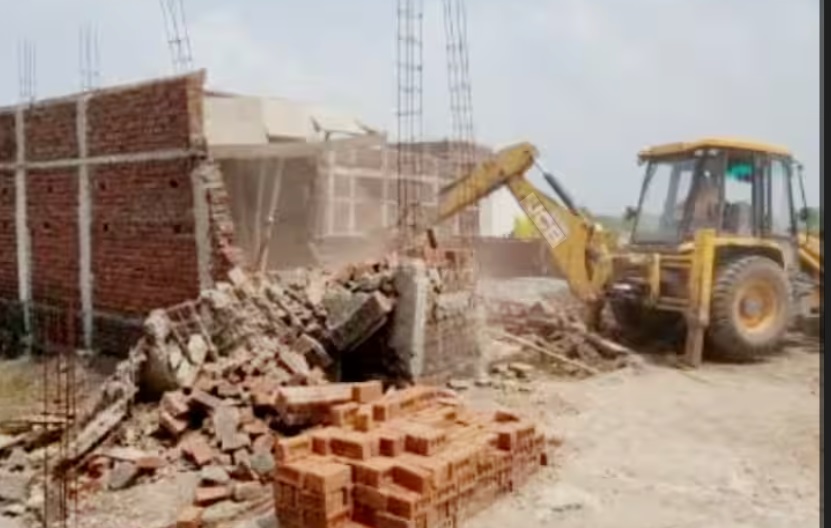 जबलपुर में अवैध कॉलोनियों पर बड़ी कार्रवाई और स्कूल में AI तस्वीर विवाद से हंगामा