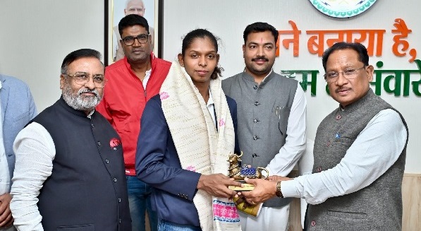 मुख्यमंत्री श्री विष्णु देव साय ने महिला कबड्डी विश्व कप की स्टार खिलाड़ी संजू देवी को दी बधाई