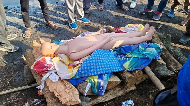 हापुड़ के ब्रजघाट में शव की जगह प्लास्टिक डमी जलाने की कोशिश से हड़कंप, दो युवक हिरासत में