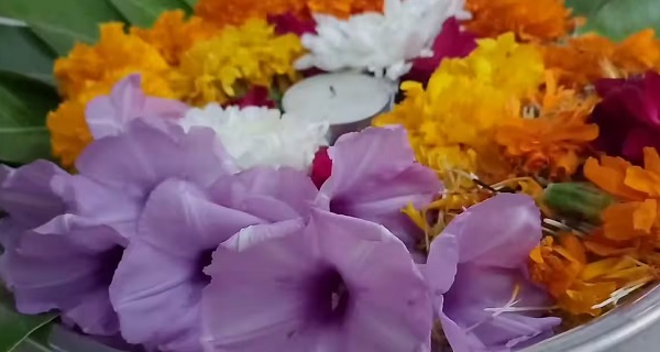 भगवान की पूजा में पुष्प अर्पित करना सर्वोत्तम साधन, जो सुख, समृद्धि और आध्यात्मिक उन्नति लाता