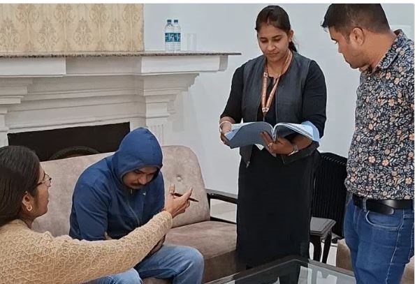 जबलपुर में CMHO आफिस का बाबू ले रहा था 60 हजार रुपए की रिश्वत, EOW की टीम ने दो किमी पीछा कर रंगे हाथ पकड़ा