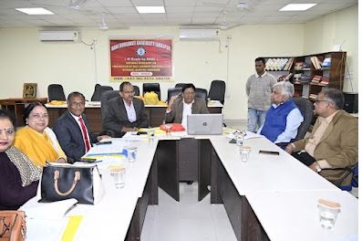 जबलपुर रानी दुर्गावती विश्वविद्यालय में अंदर चल रही थी बैठक, बाहर छात्रों ने किया हंगामा