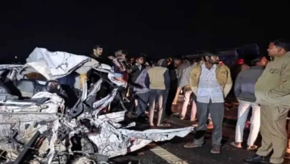 यूपी के संभल में गंगा एक्सप्रेस वे पर भीषण हादसे में एक ही परिवार के 6 लोगों की मौत