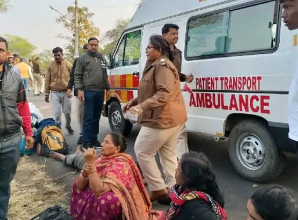 अनियंत्रित होकर यात्री बस पलटी, खमरिया रोड पर दुर्घटना, जबलपुर से जा रही थी डिंडौरी