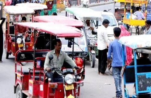 ई-रिक्शा की जानलेवा दौड़ खराब बैटरियों से सुरक्षा खतरे में, इंदौर हादसे के बाद प्रशासन पर दबाव