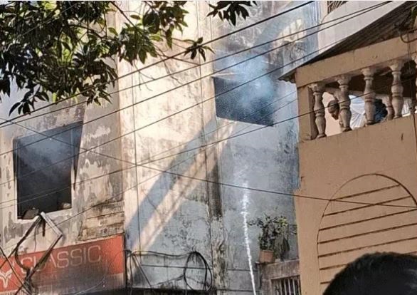 जबलपुर: कपड़े के कारखाने में लगी भीषण आग, 12 से ज्यादा फायर बिग्रेड ने बुझाई आग, निगमायुक्त स्वयं मौके पर पहुंचे