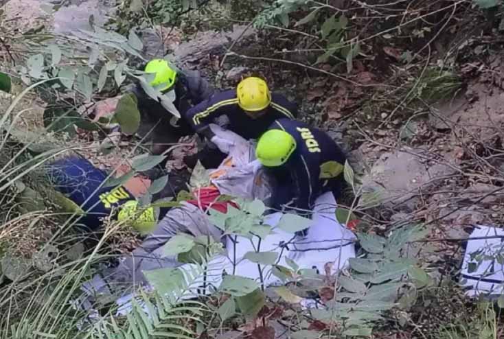 शादी की खुशियां मातम में बदली, बारातियों से भरी बोलेरो खाई में गिरी, 5 लोगों की दर्दनाक मौत