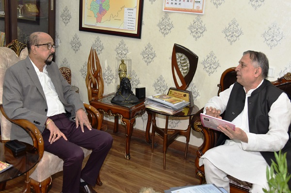 राज्यपाल श्री डेका से छत्तीसगढ़ दिव्यांगजन, वित्त एवं विकास निगम के अध्यक्ष श्री कावड़िया ने की भेंट