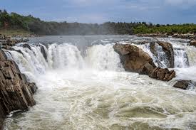 नर्मदा नदी प्रदूषण पर बढ़ी चिंता, भेड़ाघाट पंचवटी घाट पर नाले के दूषित पानी के प्रवेश से हंगामा