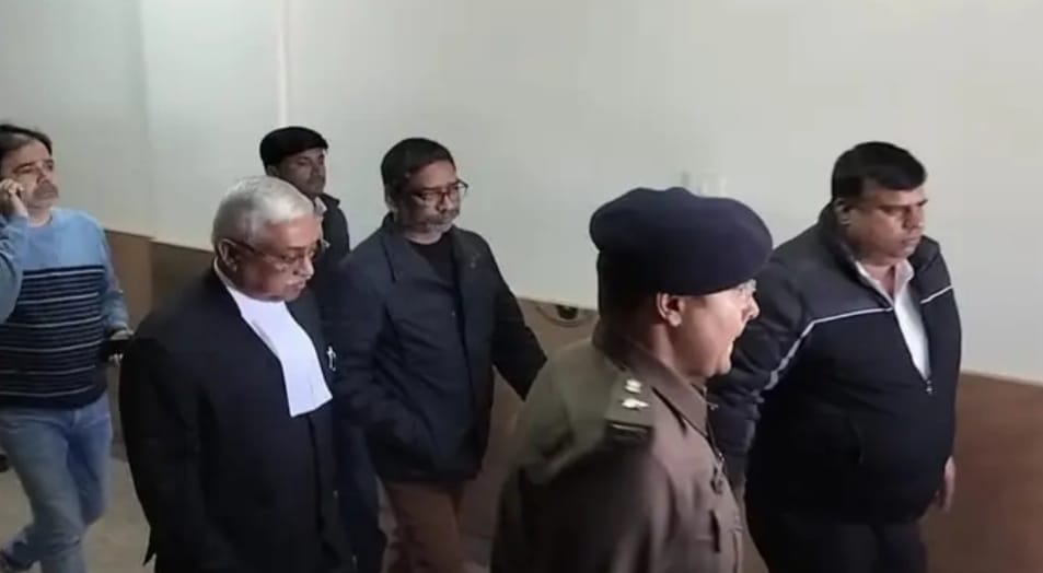 मुख्यमंत्री हेमंत सोरेन की कोर्ट में पेशी, अदालत में दो बेल बॉन्ड भरकर मिली बड़ी राहत के बाद लौटे आवास