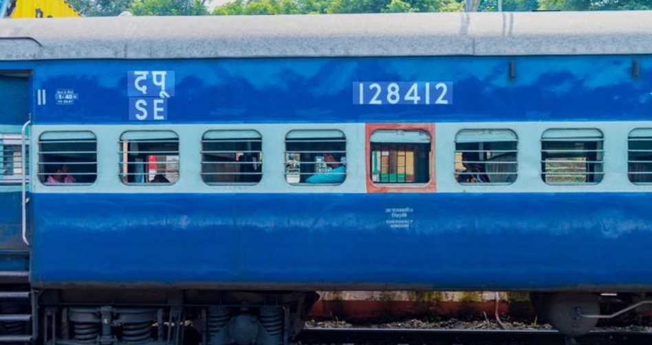 इंडिगो संकट में यात्रियों का सहारा बनी रेलवे, मुंबई दिल्ली बेंगलुरु हावड़ा रूट पर विशेष किराए पर चलेंगी अतिरिक्त ट्रेनें