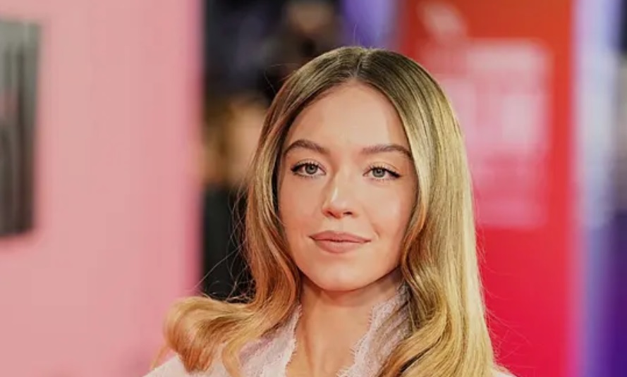 सिडनी स्वीनी ने तोड़ी चुप्पी अमेरिकन ईगल विज्ञापन विवाद पर बोलीं मेरी खामोशी ने ही दूरियाँ बढ़ाईं