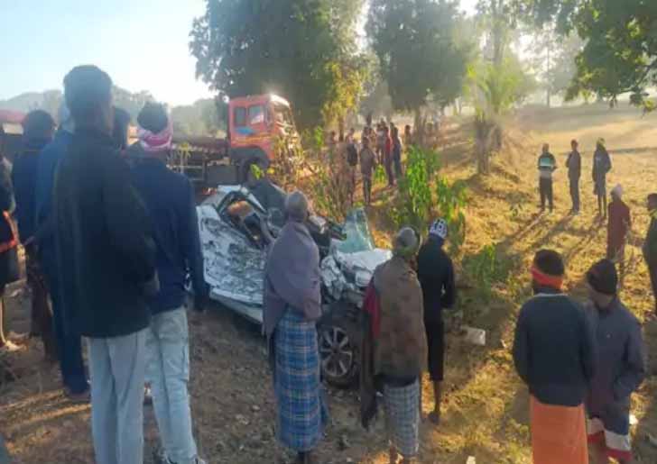 छत्तीसगढ़ : ट्रेलर से टकराई कार, 5 युवकों की दर्दनाक मौत, सभी मृतक एक ही गांव के निवासी