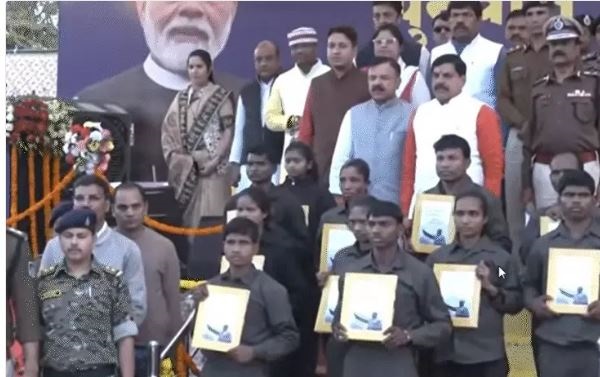 एमपी में 10 इनामी नक्सलियों ने किया सरेंडर, सीएम के सामने हथियार डाले, 77 लाख रुपए के इनामी कबीर भी शामिल