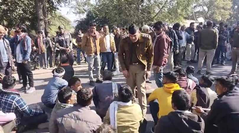 एमपी : खाद की कमी से गुस्साए किसानों ने छतरपुर और टीकमगढ़ जिले में कई जगह किया चक्काजाम