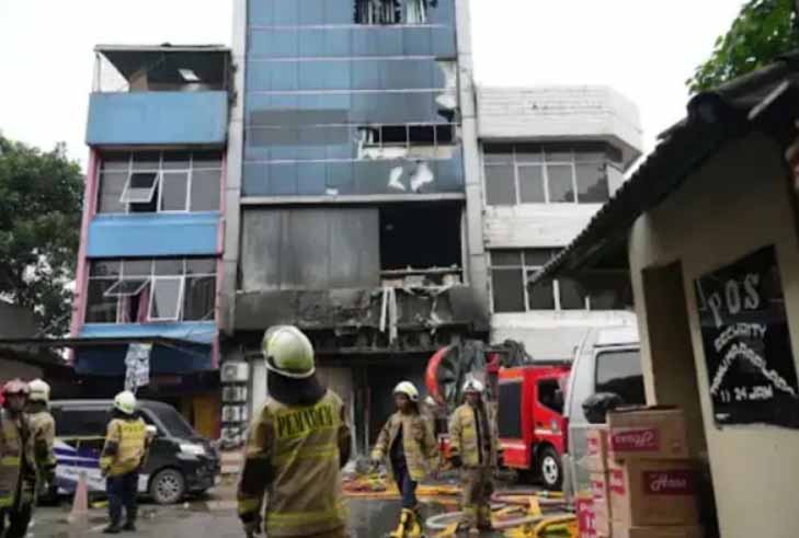 ड्रोन कंपनी की इमारत में लगी भीषण आग, 20 लोग जिंदा जले, बैटरियों में धमाकों से दहला इलाका